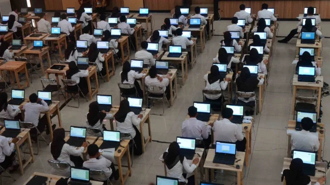 5c0f6b578da4f-sejumlah-peserta-mengikuti-seleksi-kompetensi-bidang-skb-menggunakan-sistem-co_665_374